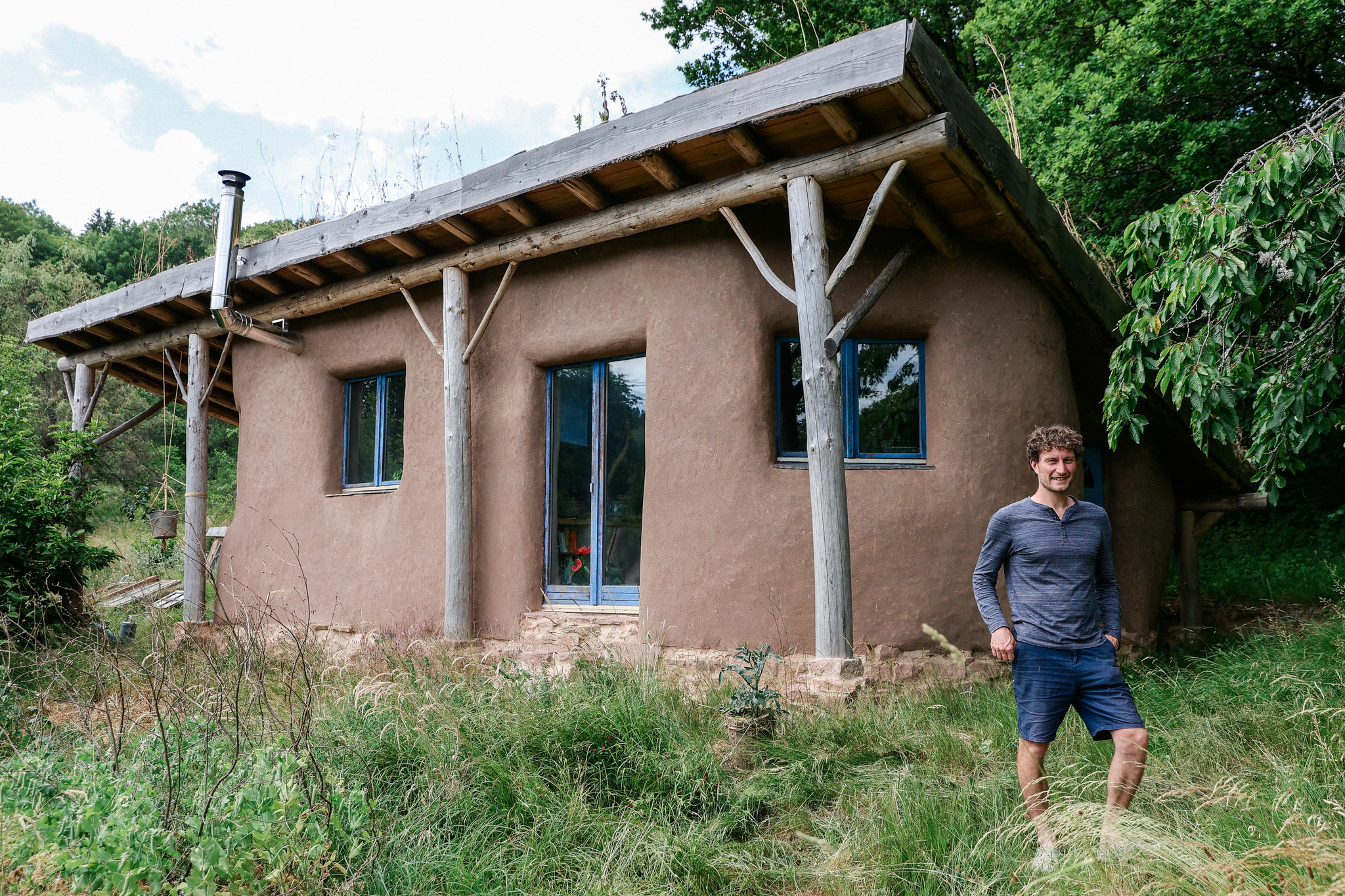 À La Grande Fosse, la petite maison en terre-paille dans la prairie