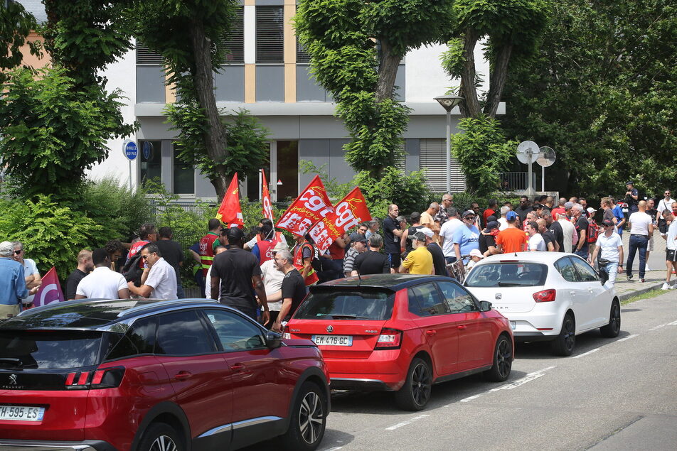 Un mois de grève à Clestra, les salariés appellent l’État à l’aide