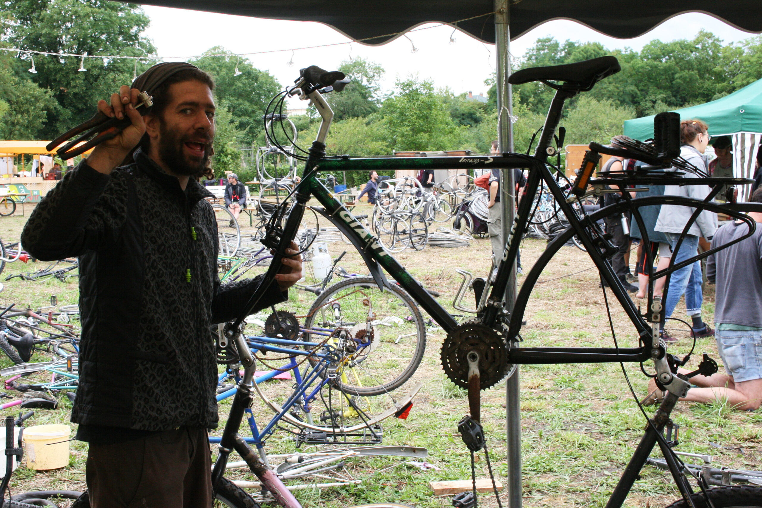 Un Cyclo-Camp « un pneu déjanté » avec des habitués du cambouis du monde entier