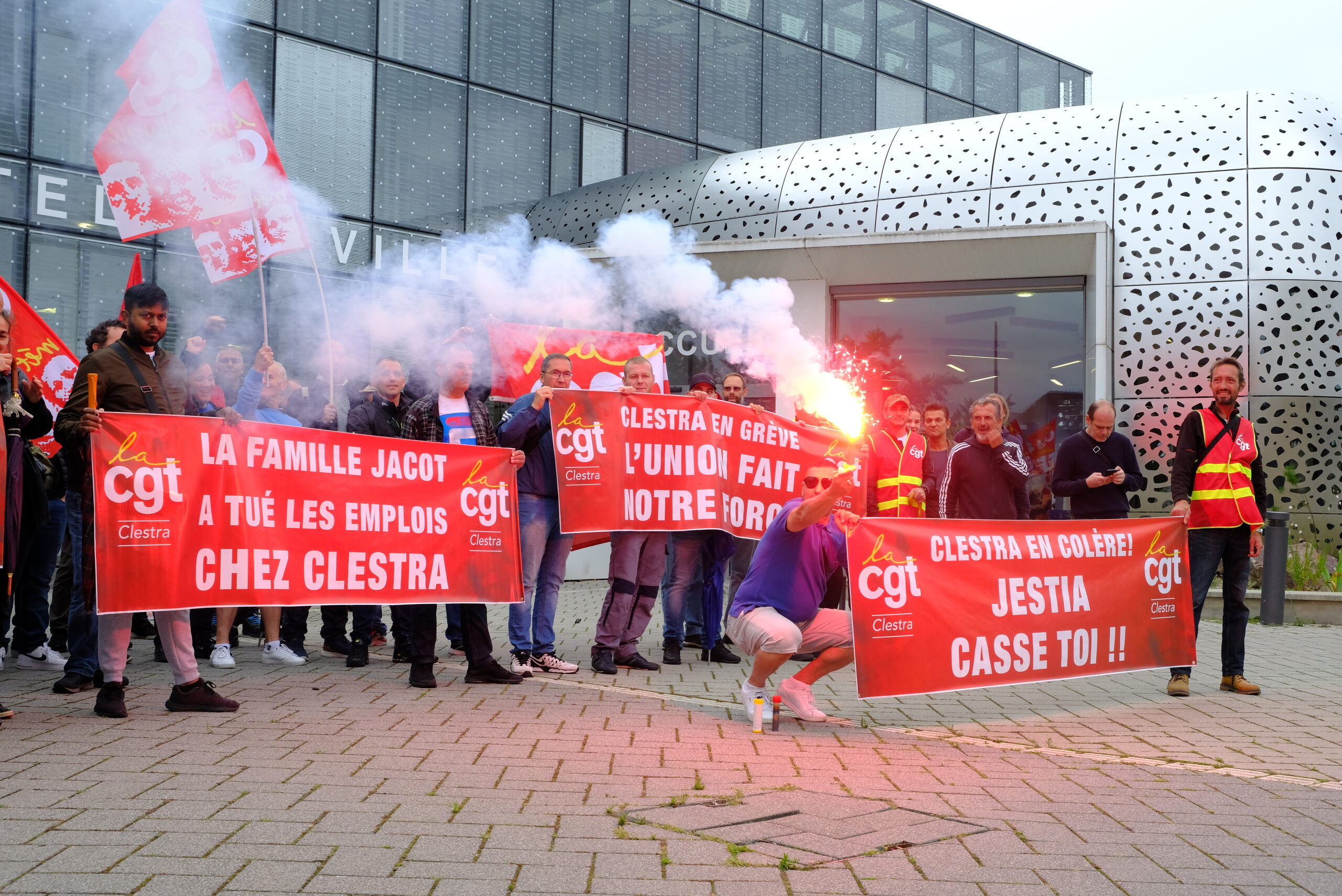 Grève à Clestra et solidarité ouvrière : « On a des origines différentes mais on est tous dans le même monde »