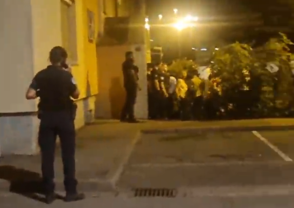 Sans cadre légal, la police a tenté d’évacuer le squat Sarlat en pleine nuit