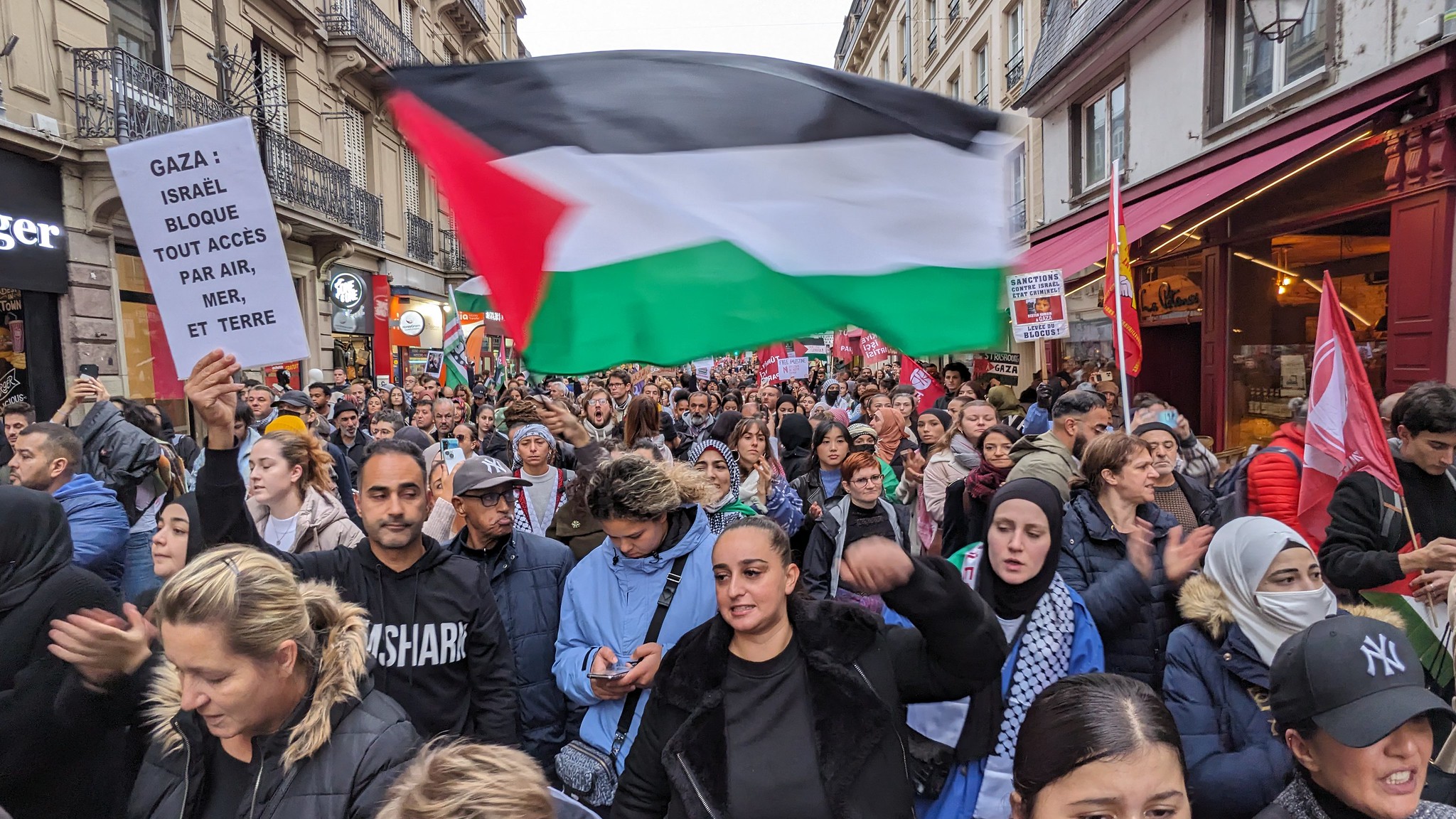 Autour de 3 000 personnes dénoncent la répression d’Israël contre les civils à Gaza