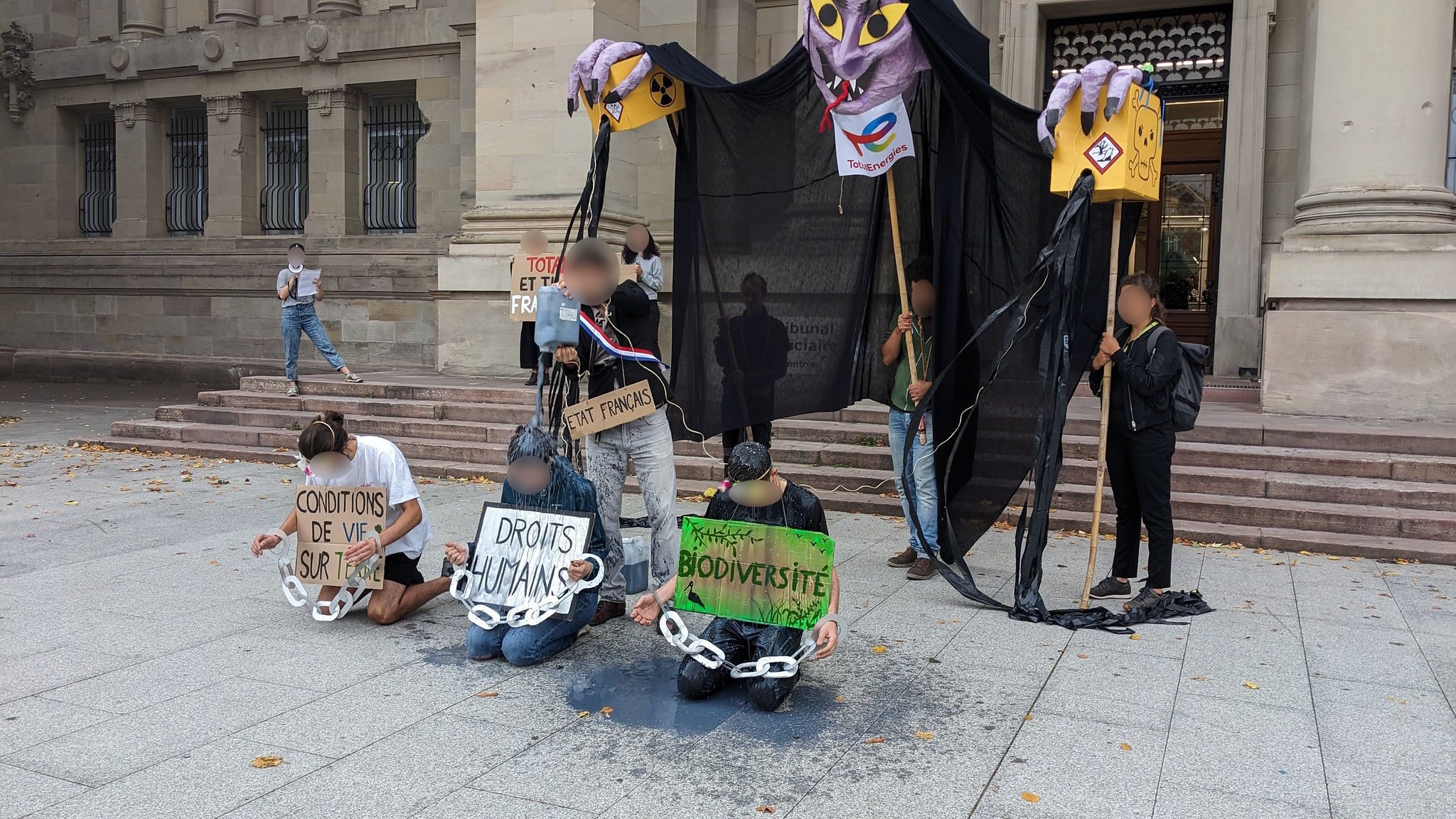 Un militant d’Extinction Rebellion passe 24 heures en garde à vue après avoir dénoncé deux projets de Total