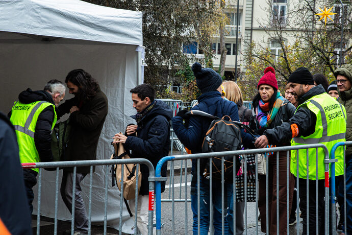 Le marathon des agents Polygard, onze heures par jour sur les barrages du Marché de Noël