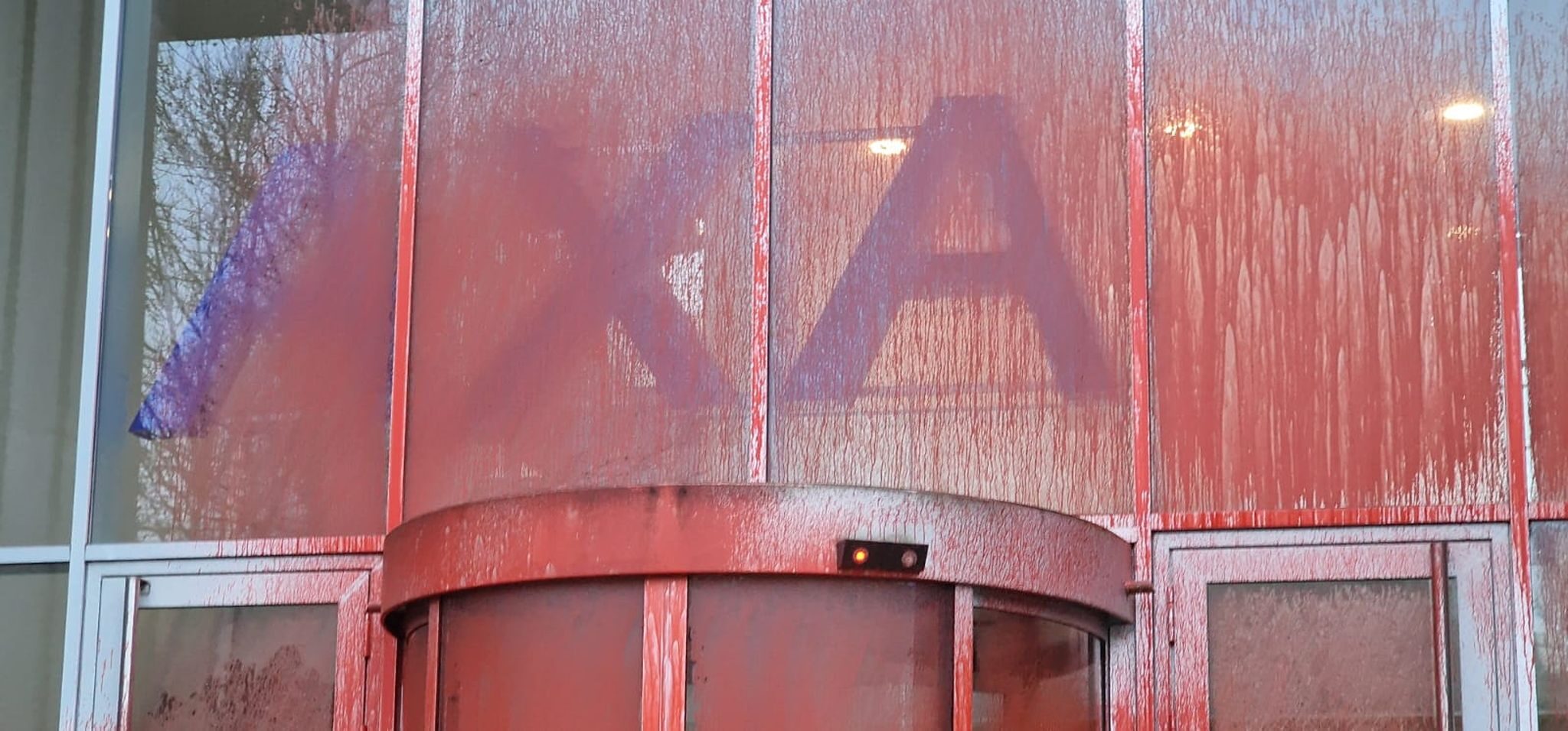 La façade d’Axa route du Rhin aspergée de faux sang