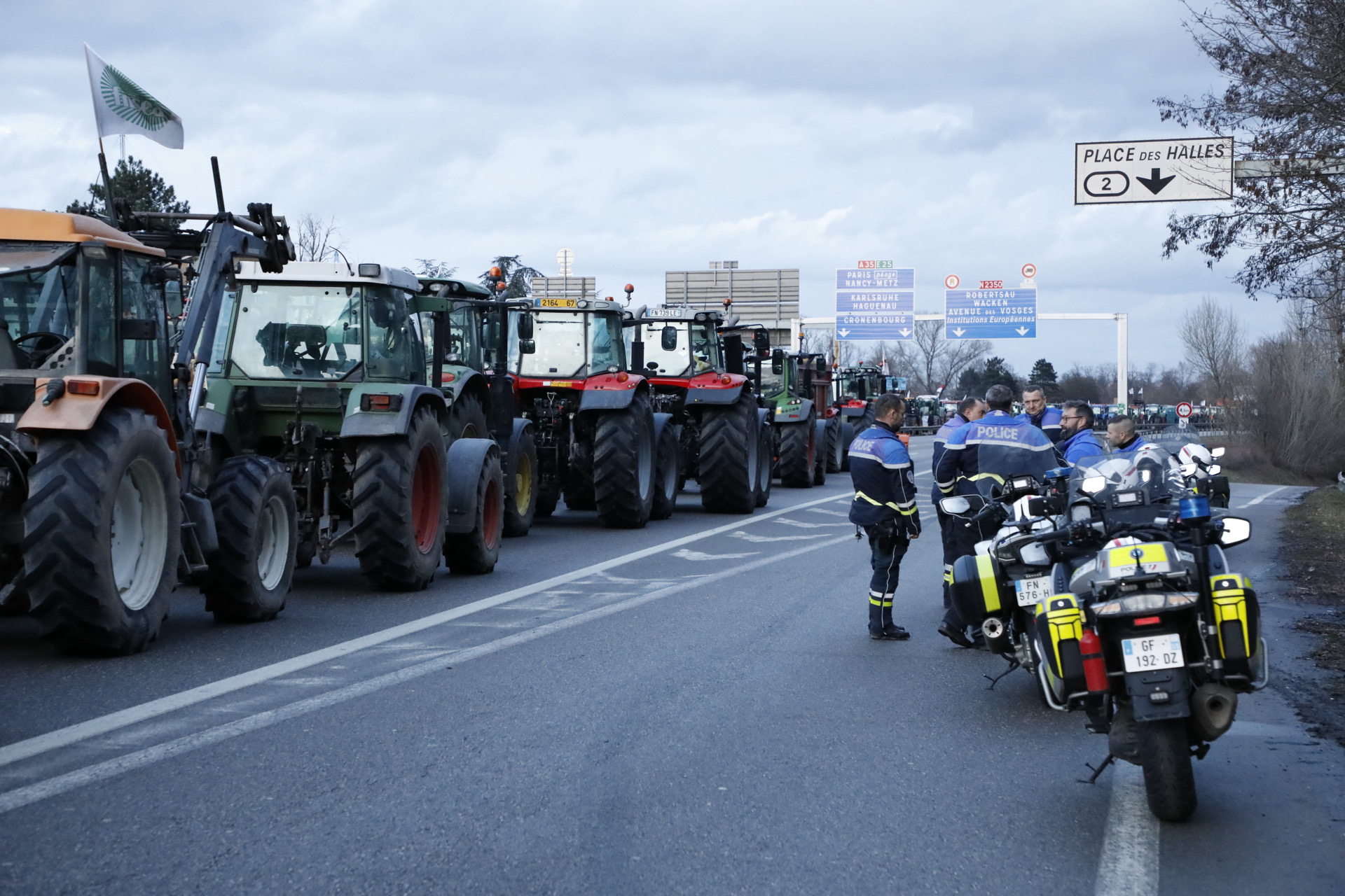 En photos : une journée avec 500 agriculteurs partis bloquer une autoroute 24 heures
