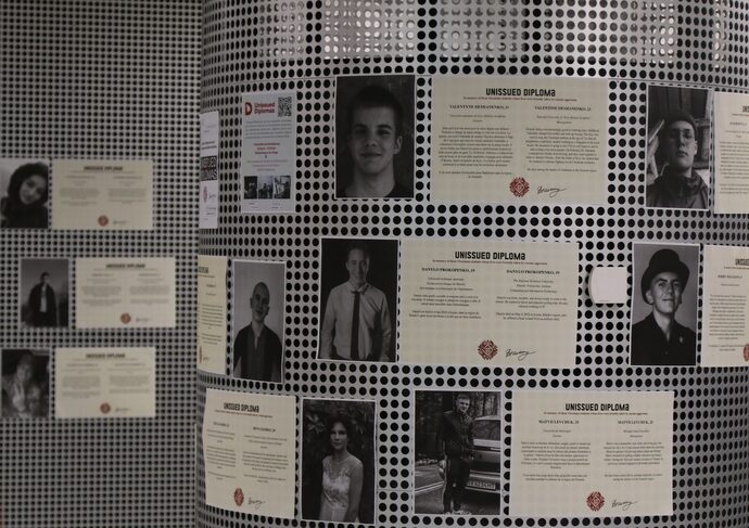 « Unissued diplomas » : l’Université organise une exposition dédiée aux étudiants ukrainiens morts durant la guerre