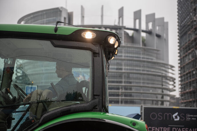 Des agriculteurs manifestent mardi 12 mars devant le Parlement européen