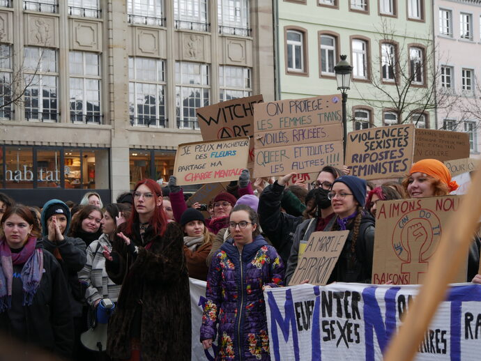 Des manifestantes au rassemblement féministe du 8 mars 2023