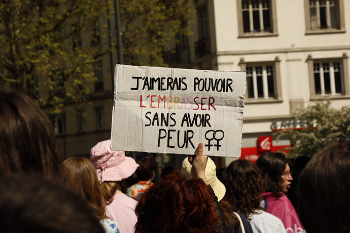 À la marche lesbienne : « Pourquoi avons-nous encore peur de nous tenir la main dans la rue ? »