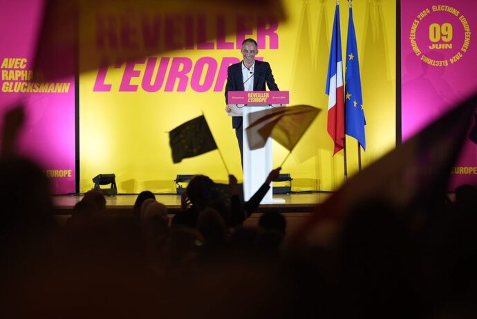 Devant 500 Strasbourgeois, Glucksmann défie Macron sur sa vision de l’Europe