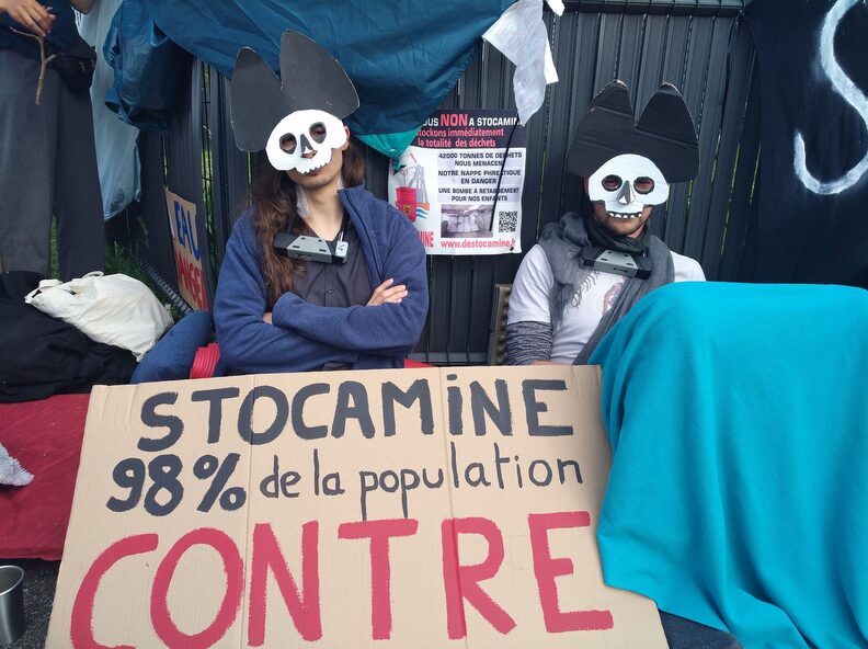 Des militants d'Extinction Rebellion se sont attachés aux grilles de Stocamine