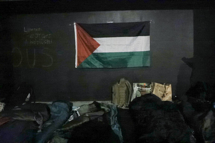 À défaut de camper, des étudiants dorment devant l’Université en soutien à Gaza