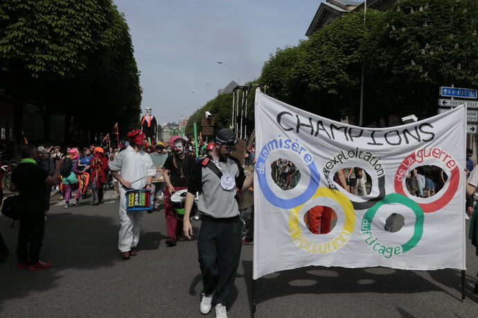 Dimanche 5 mai, un match de football place Kléber en opposition aux Jeux olympiques