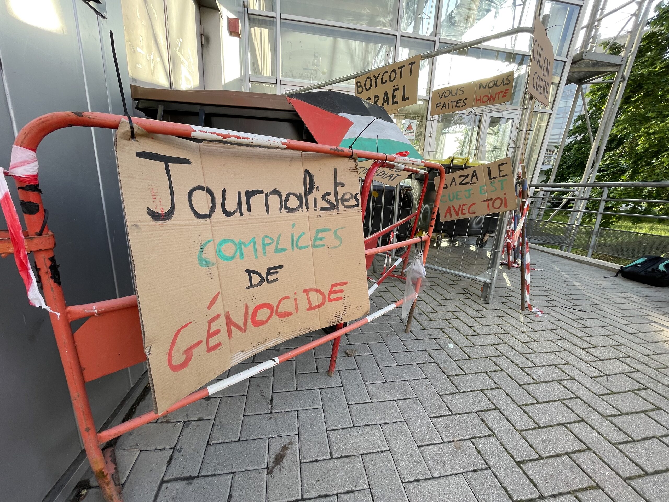 Contre le traitement médiatique du « génocide » à Gaza, les étudiants bloquent la fac et débattent