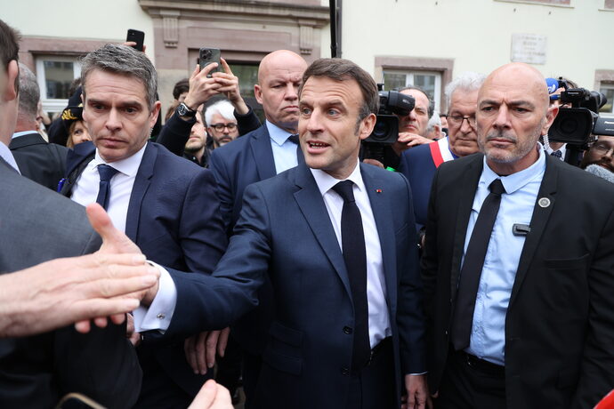 L’infirmière jugée pour deux doigts d’honneur à Emmanuel Macron relaxée