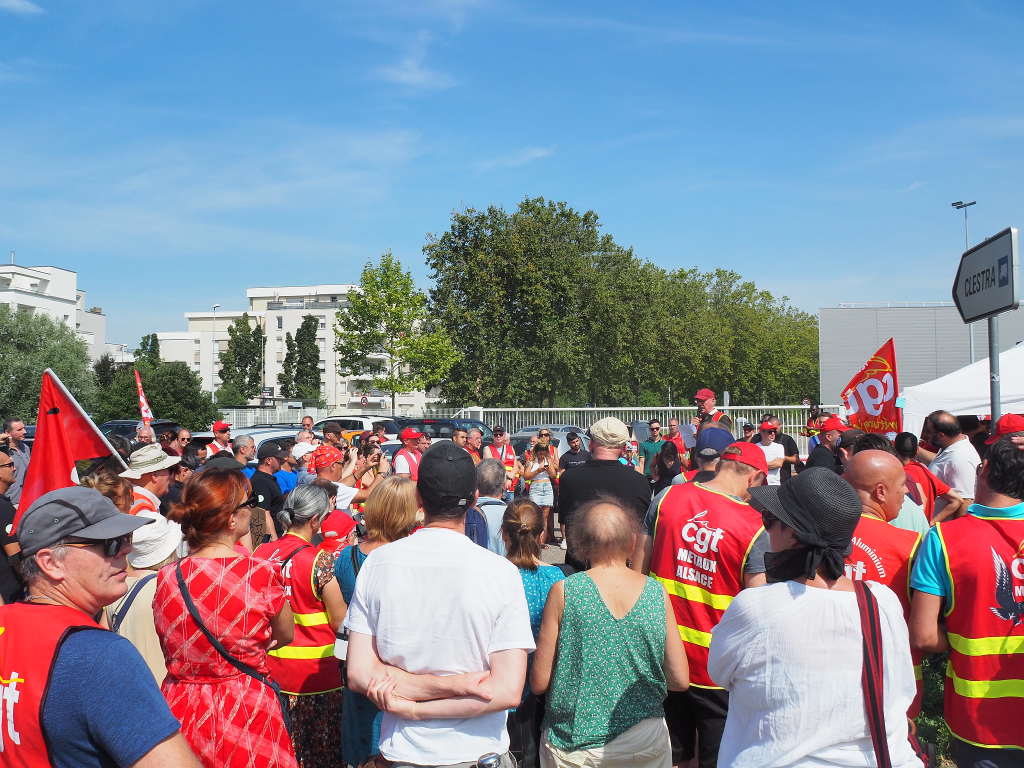 Rassemblement des Clestra devant l’usine Mobidecor mercredi 22 mai