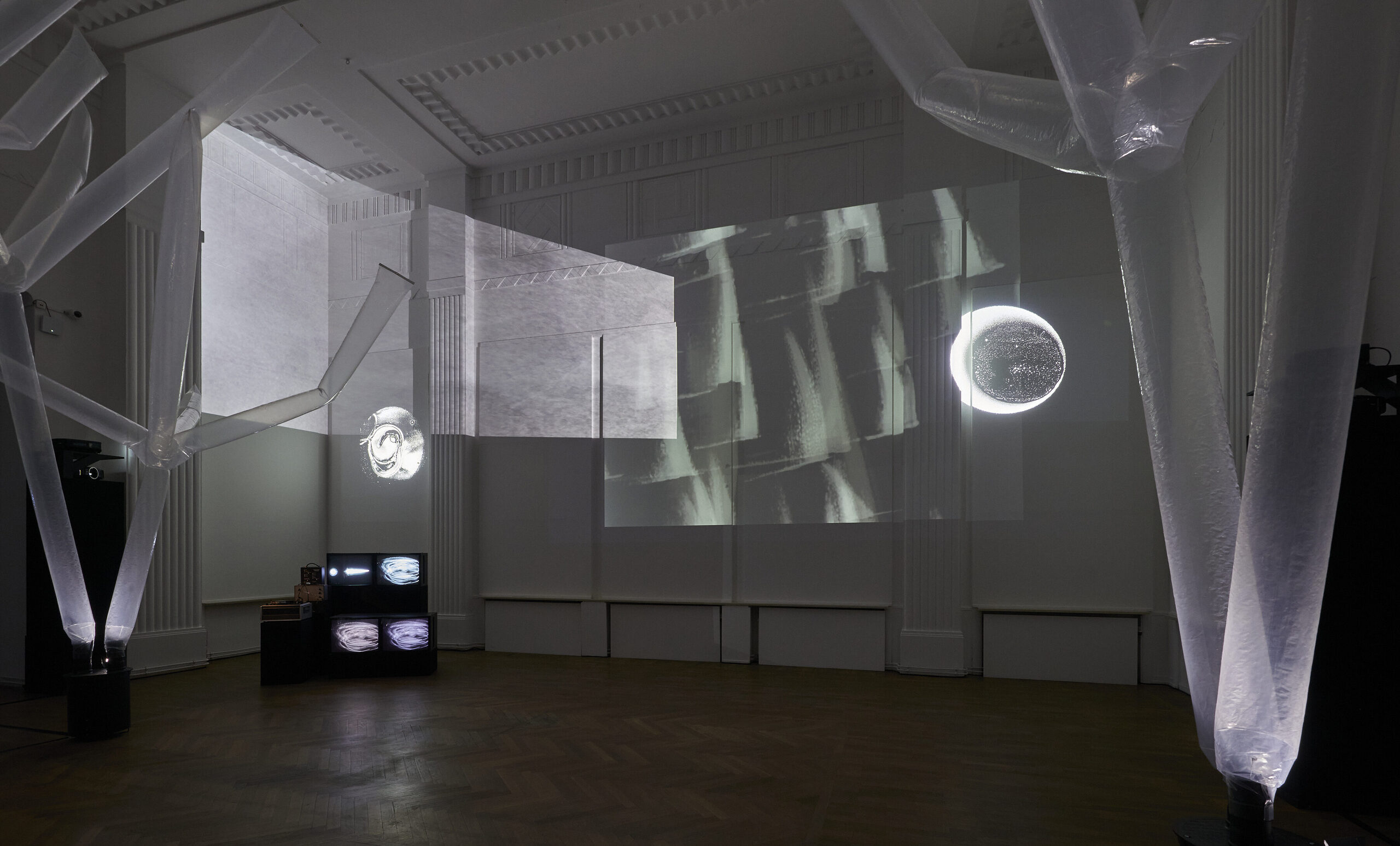 Suivre la lumière à travers « l’air noir » au Casino de Luxembourg