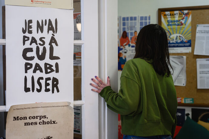 Des messages anti-avortement collés sur la porte du Planning familial