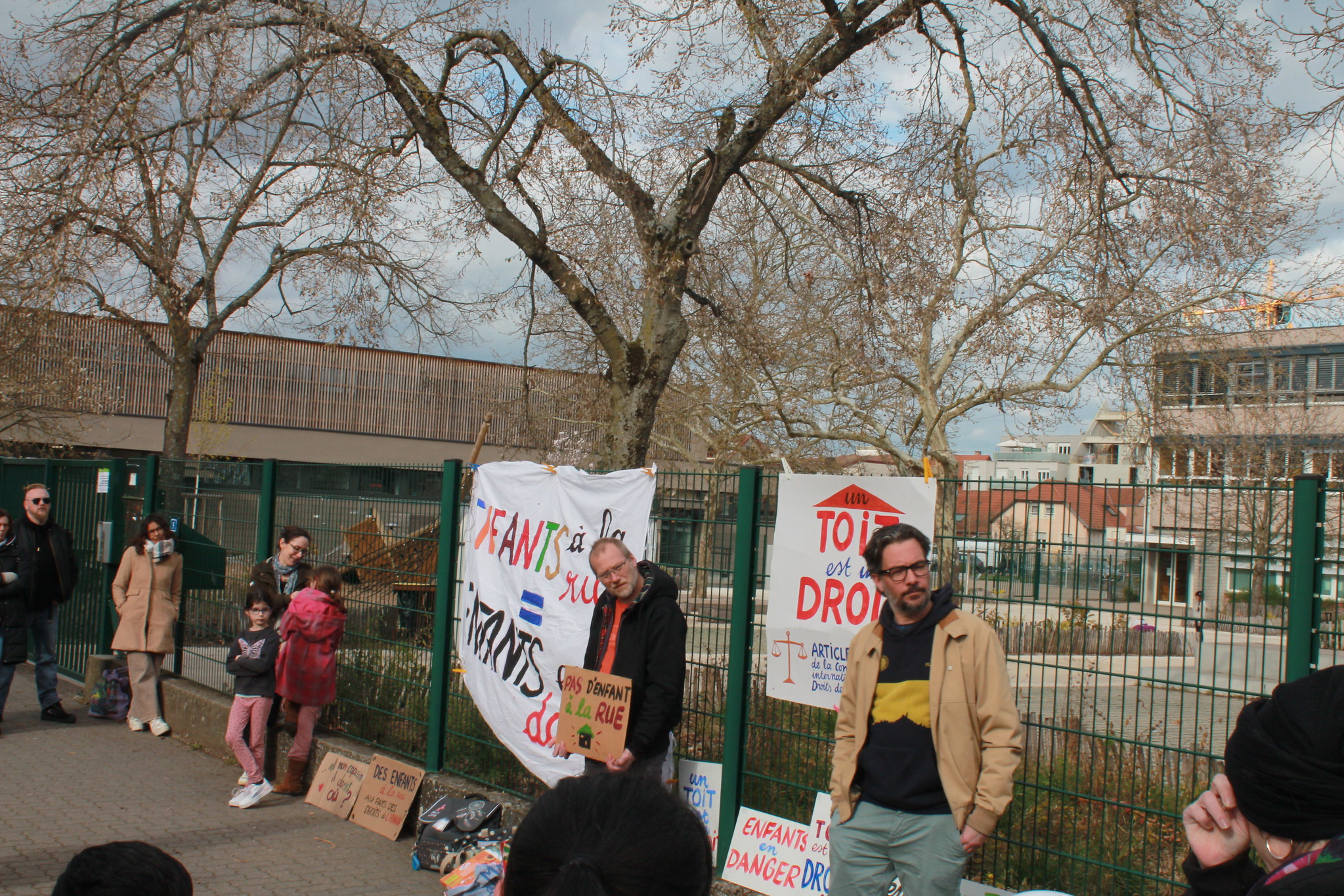 Sans solution pour des enfants à la rue, des parents de l’école Léonard de Vinci se mobilisent