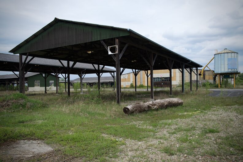 La friche de l'ancienne scierie Maechler de Soufflenheim, où souhaite forer Lithium de France, à moins 200 mètres des premières habitations.