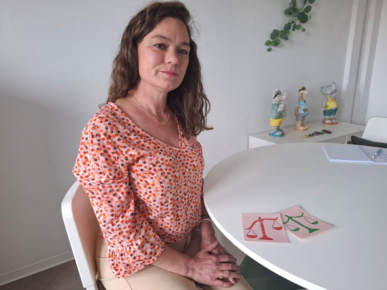 Stéphanie Rosé, psychologue de la cellule de soutien aux enfants victimes de violences conjugales aide les enfants à reconnaître la violence qu'ils subissent pour se reconnecter à leurs émotions ici dans son bureau au siège de Solidarité femmes 68, comme dans des locaux mis à disposition dans tout le Haut-Rhin - Crédit : Claire Gandanger / Rue89 Strasbourg