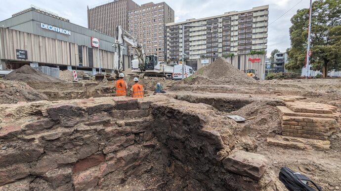Des fondations de l’ancienne usine de gaz apparaissent place des Halles