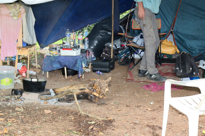 Expulsées par l’État, des familles vivent sous tente au pied d’une entrée d’autoroute