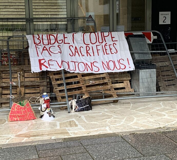 Blocage du bâtiment Le Patio sur le campus de l’université