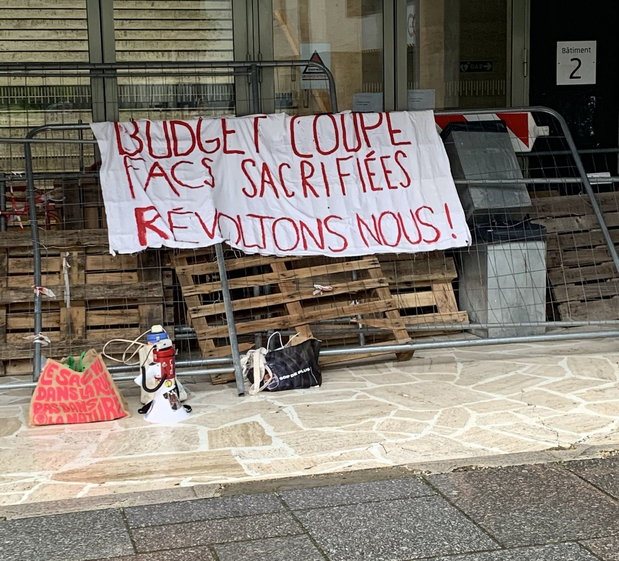Blocage du bâtiment Le Patio sur le campus de l’université