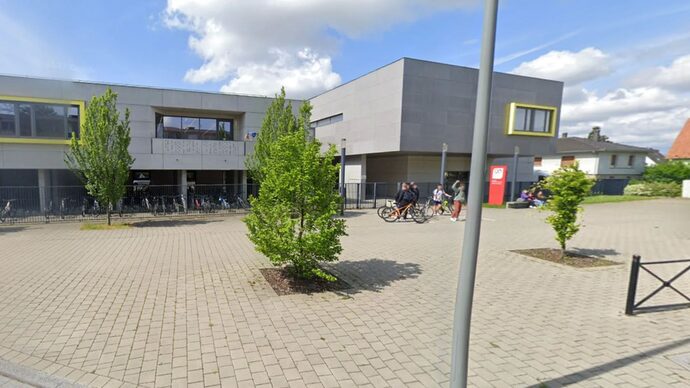 À Benfeld, un adolescent fasciné par le nazisme agresse son enseignante au couteau