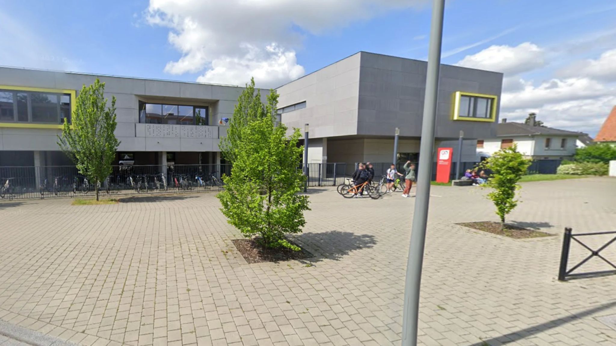 À Benfeld, un adolescent fasciné par le nazisme agresse son enseignante au couteau