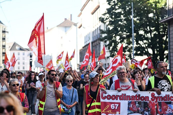 18 septembre : des blocages empêchés par des blindés, plus de 15 000 manifestants selon la CGT