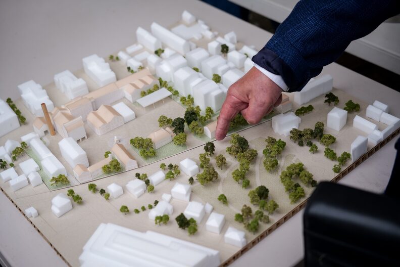 Le commissaire enquêteur pointe la rue de la Patrie, sur la maquette de la brasserie Schutzenberger, exposée lors de la visite du 13 septembre 2025.