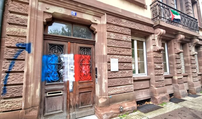 Un immeuble affichant des drapeaux palestiniens vandalisé dans le centre-ville