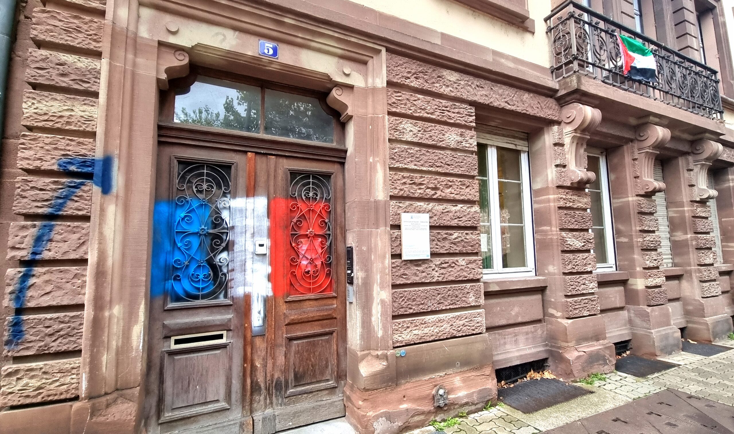 Un immeuble affichant des drapeaux palestiniens vandalisé dans le centre-ville