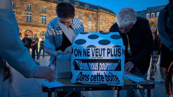 « Bloquons tout » : au pot de départ de François Bayrou, des petits papiers pour cibler l’autoroute