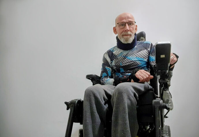 Privé de fauteuil électrique en prison, Francis obtient la condamnation de l’État