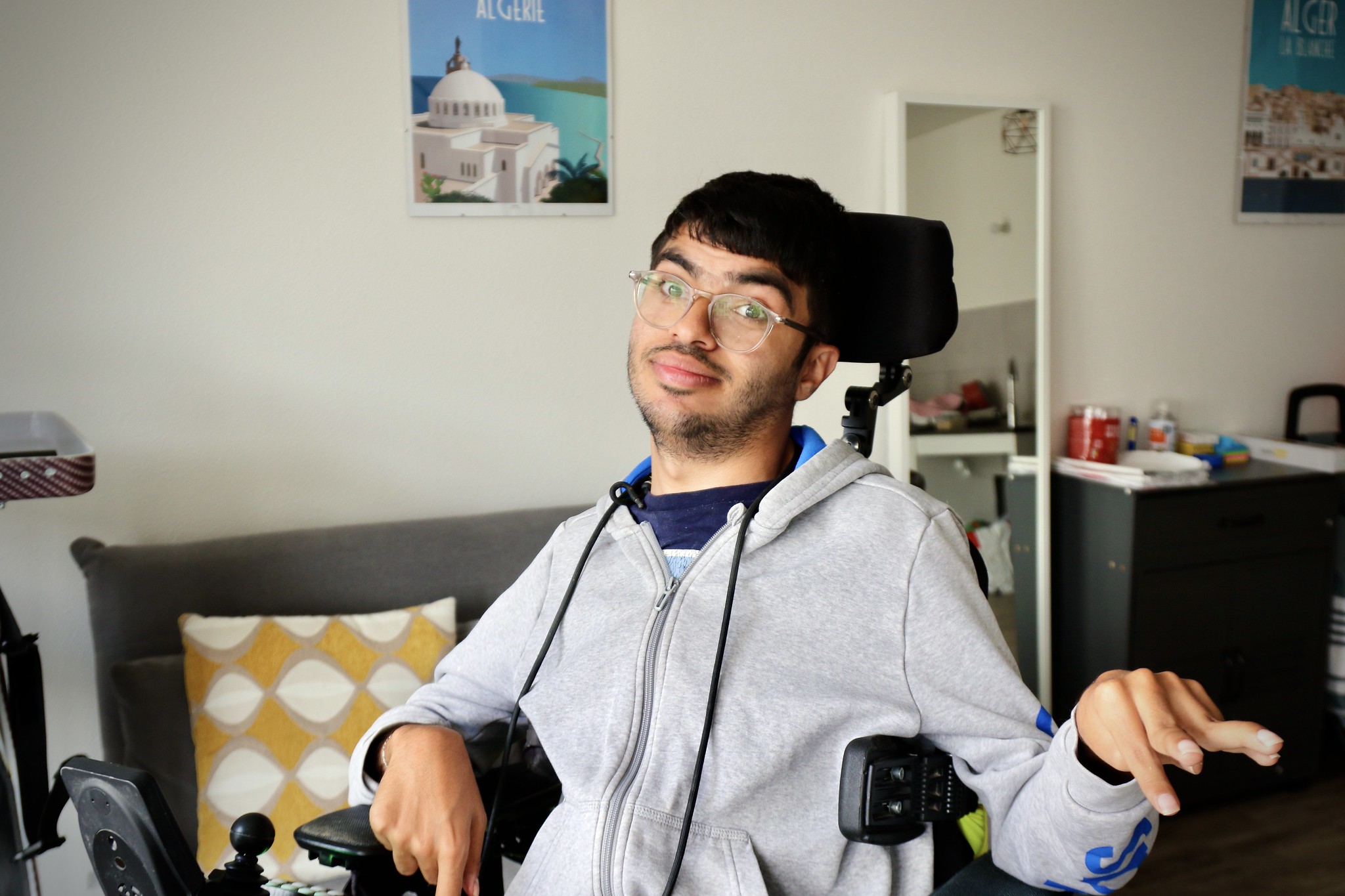 « Je suis coincé derrière ma fenêtre à rêver », Ryad raconte l’isolement des personnes handicapées