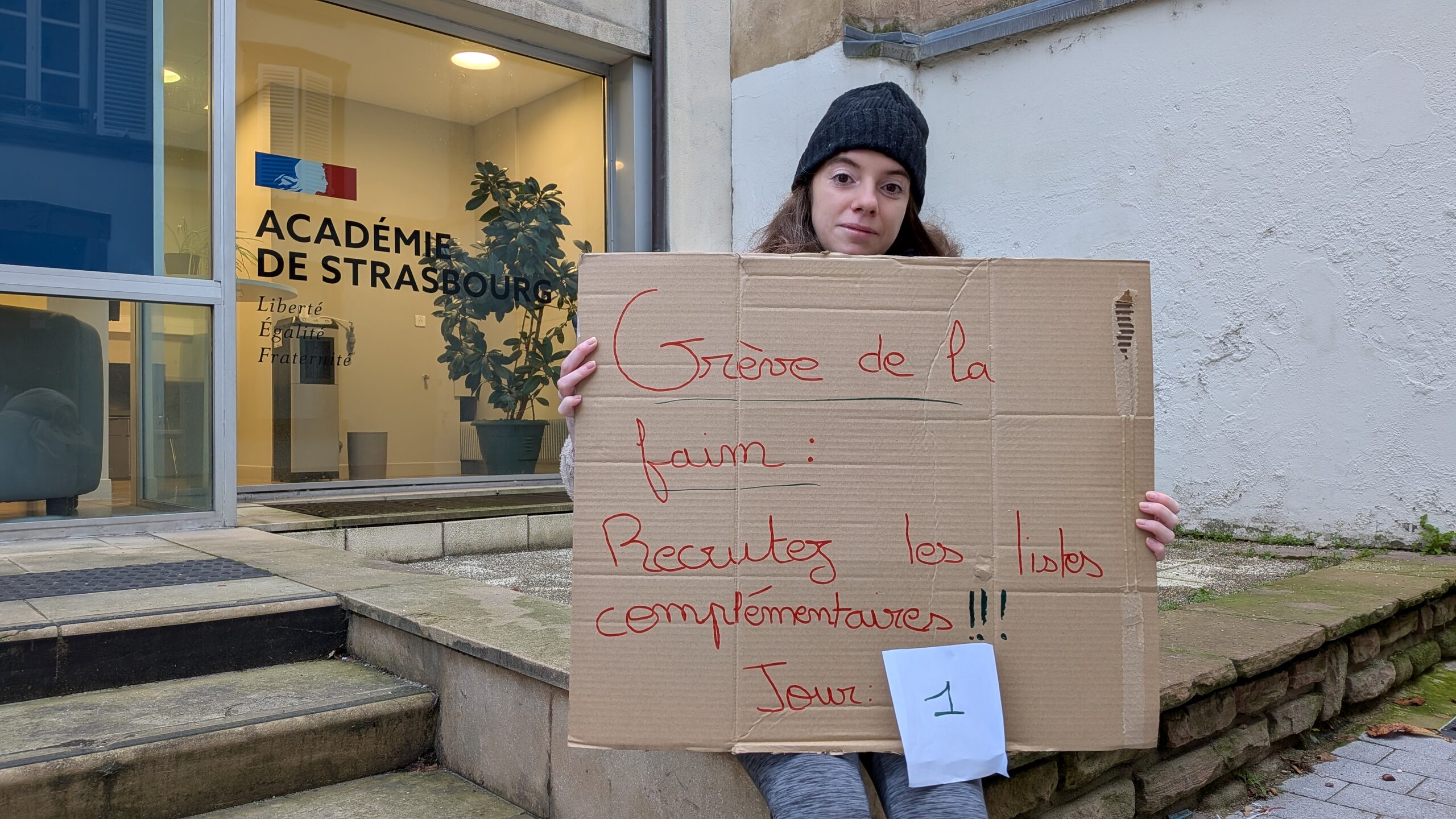 En grève de la faim, Vanessa se bat « pour la dignité des enseignants »