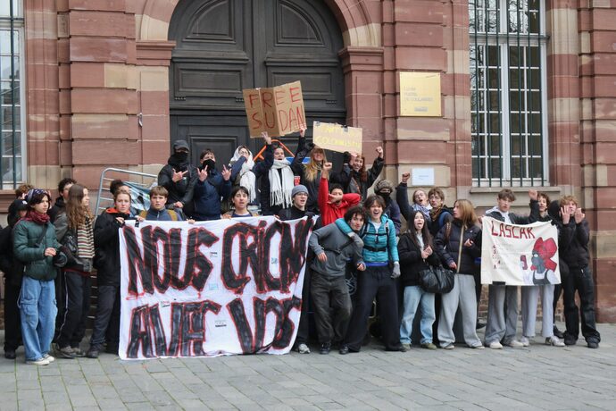 « On n’a pas peur  » : des lycéens bloquent Fustel de Coulanges et Les Pontonniers