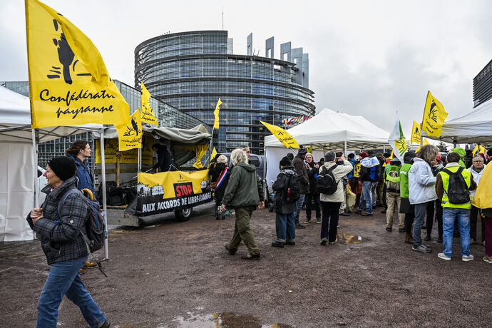 Devant le Parlement européen, des agriculteurs dénoncent un accord UE – Mercosur « criminel » 
