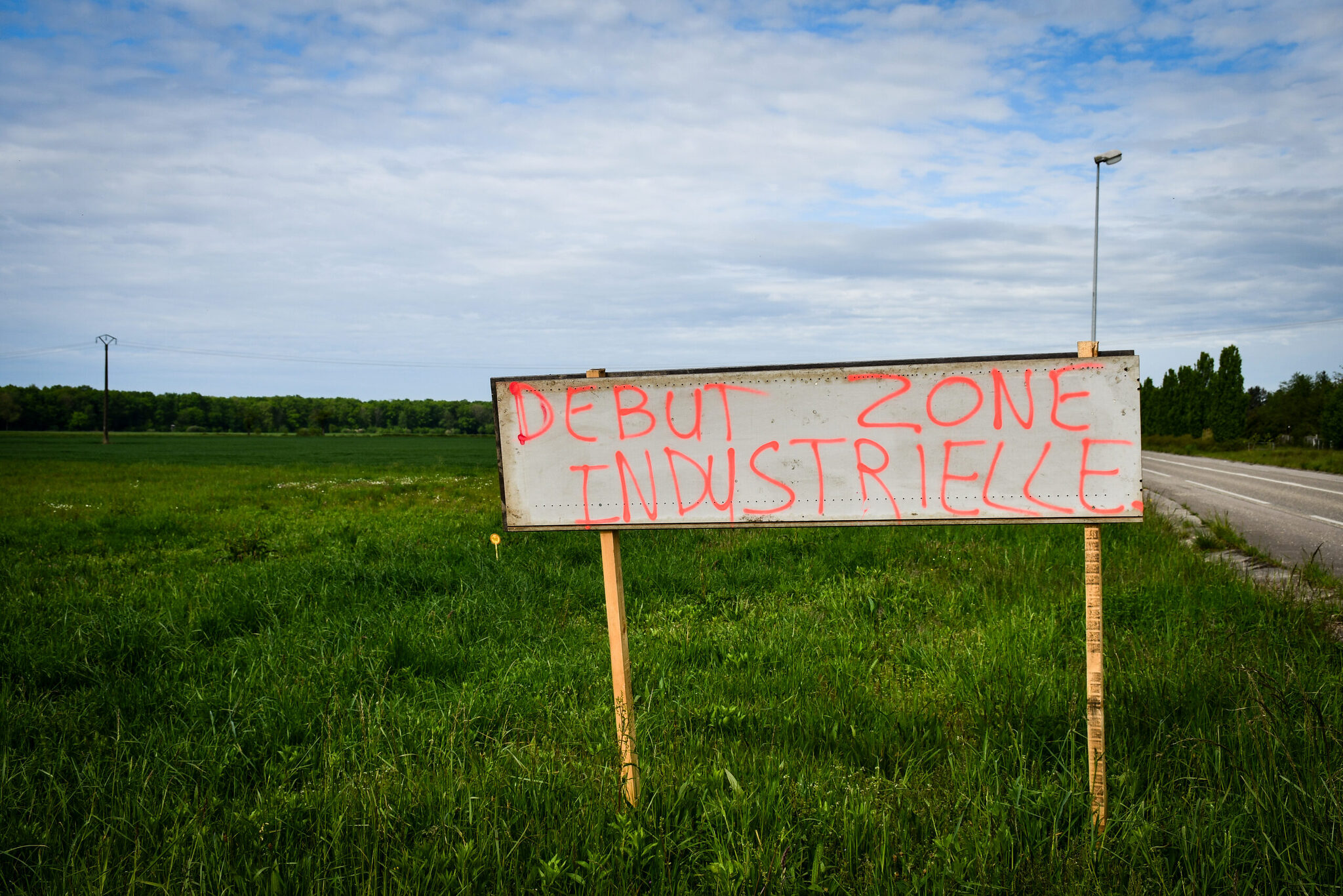 Dès 2024, le collectif Hatten demain avait installé des panneaux à l'entrée du village pour matérialiser l'emplacement du futur parc industriel.
