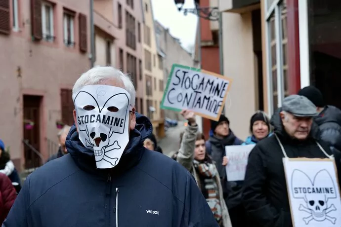 Une centaine de personnes sont venues soutenir les huit activites d'Extinction rébellion jugés au tribunal de Saverne lundi 22 décembre.