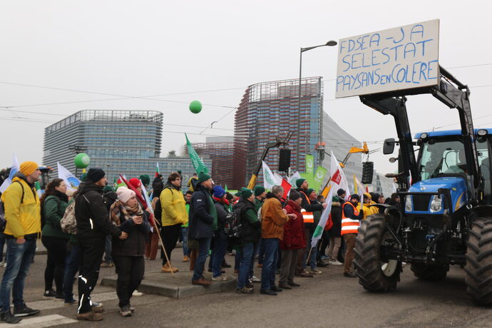 Démonstration des agriculteurs de plusieurs pays d&rsquo;Europe contre le traité avec le Mercosur au Parlement européen