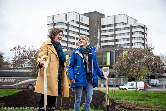 La maire, Jeanne Barseghian, et son adjointe, Suzanne Brolly, posent devant le siège de l'Eurométropole lors de l'aménagement du parc de l'Étoile.