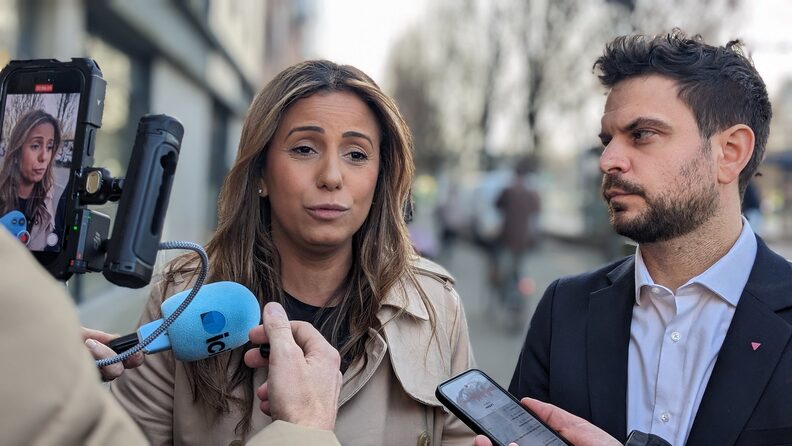 Une candidate LFI menacée par un homme armé d&rsquo;un couteau lors d&rsquo;un collage d&rsquo;affiches